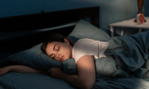 Nên buộc tóc hay xõa tóc khi đi ngủ