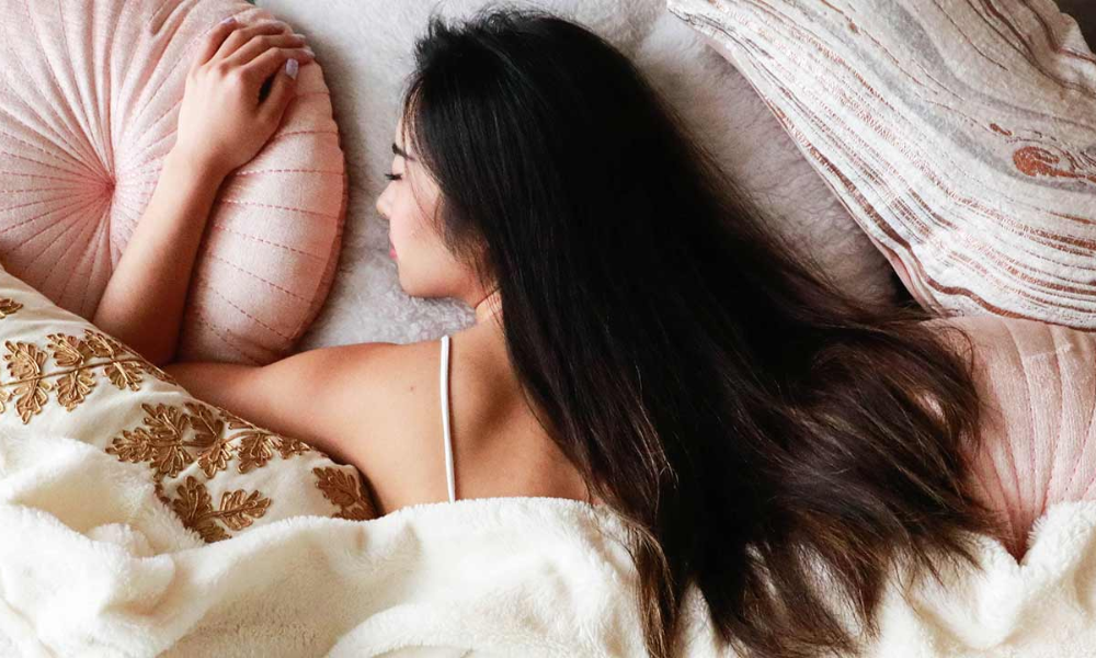 Xõa tóc khi ngủ giúp da đầu thông thoáng, không chịu áp lực từ dây buộc